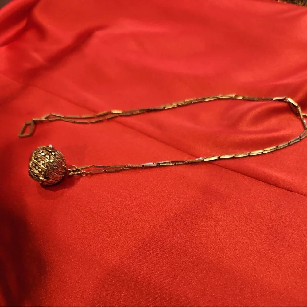 Beautiful Vintage Huguenin Swiss ladies pendant necklace watch with chain1